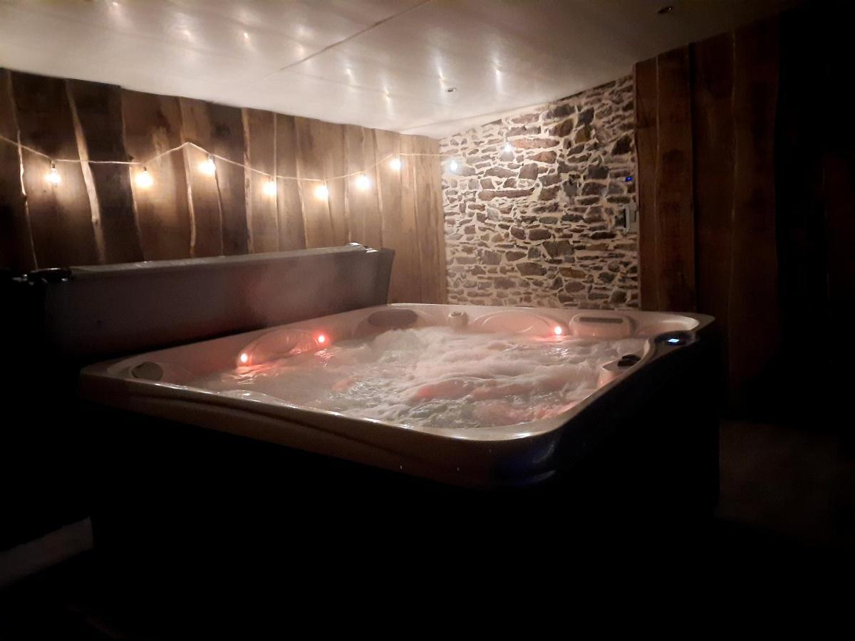 A La Memoire De Merlin & Spa Saint-Malon-sur-Mel エクステリア 写真